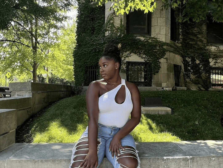 white bodysuit blue highwaisted jeans brown sandals black girl natural hair content creator